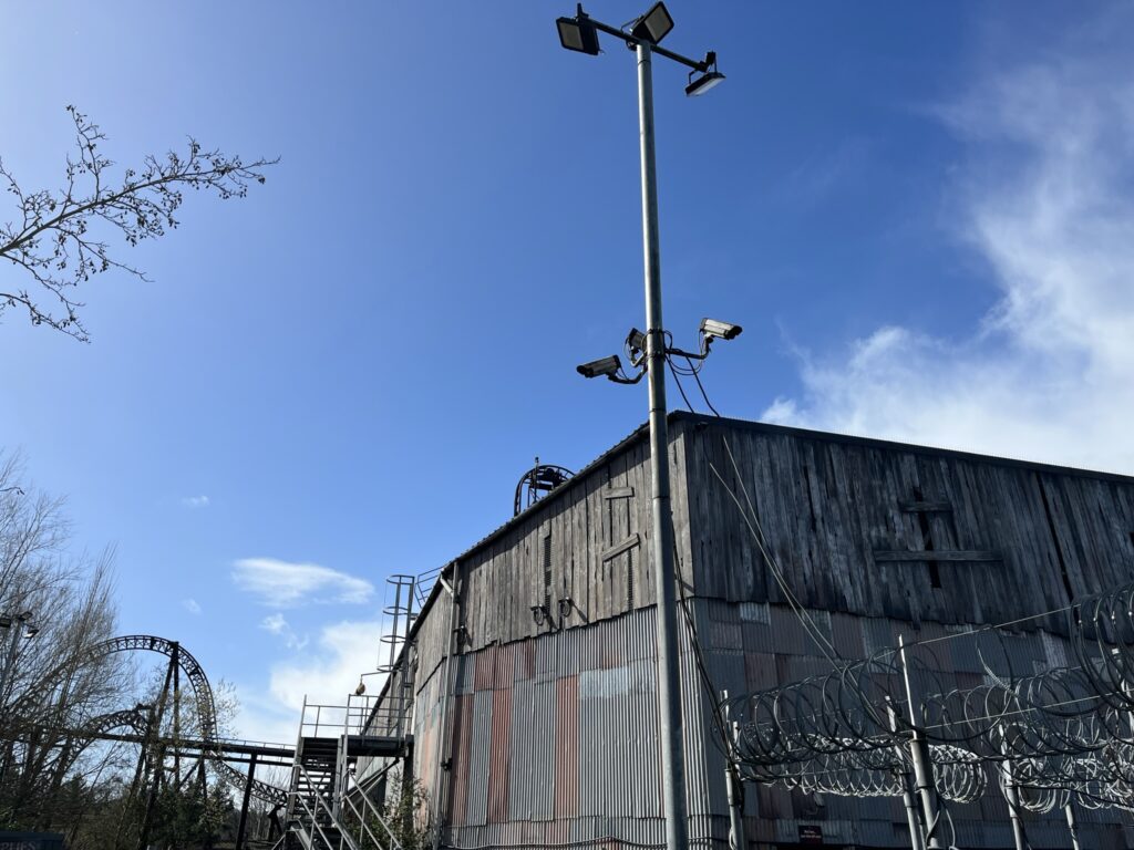 Photo of SAW the ride building from the queue line
